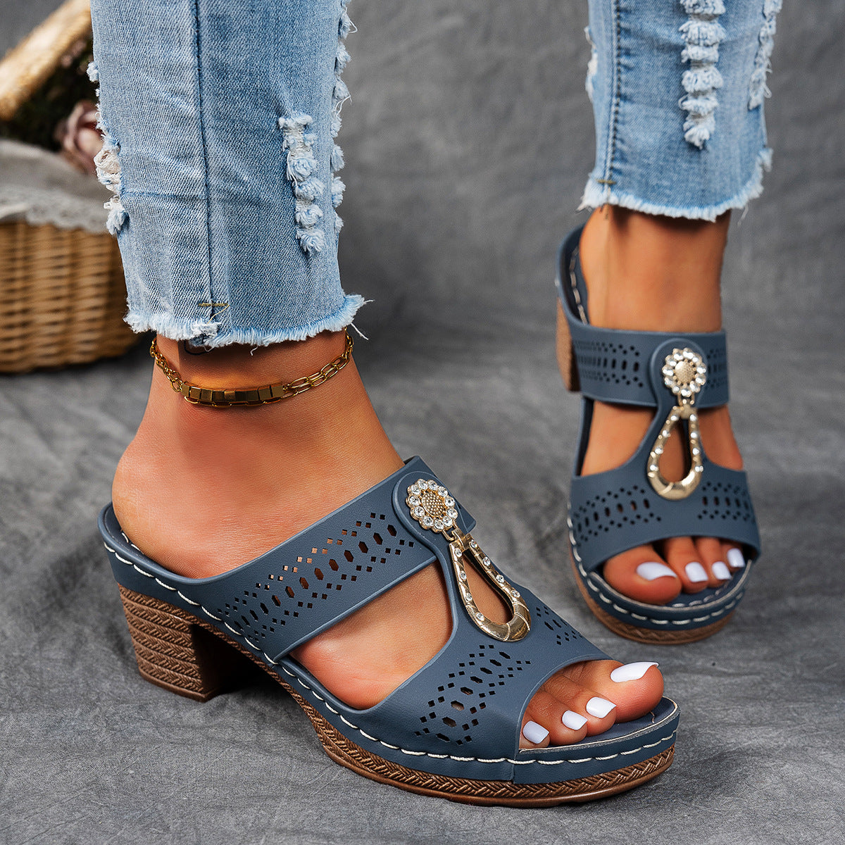 CHIC AND COMFORTABLE ORTHOPEDIC SANDALS